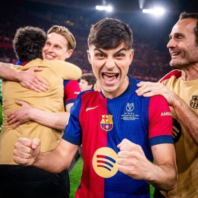 Pedri celebra el triunfo copero (@fcbarcelona)