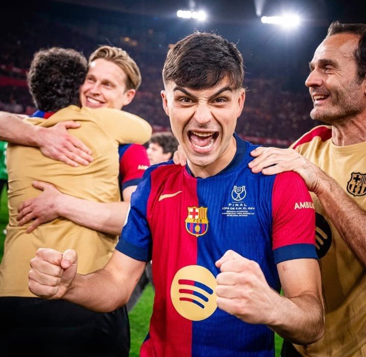 Pedri celebra el triunfo copero (@fcbarcelona)