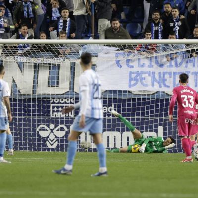 Edgar Badía detiene un penalti en La Rosaleda (LA LIGA)