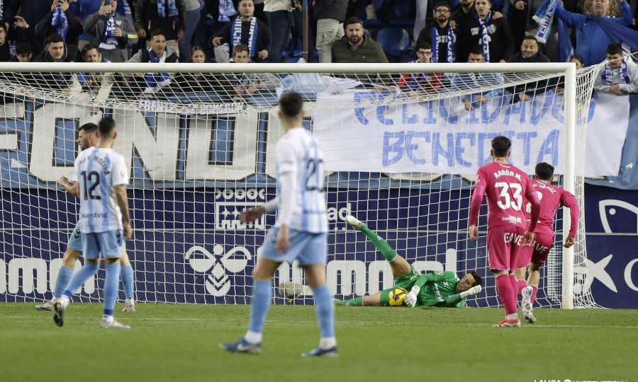 Edgar Badía detiene un penalti en La Rosaleda (LA LIGA)