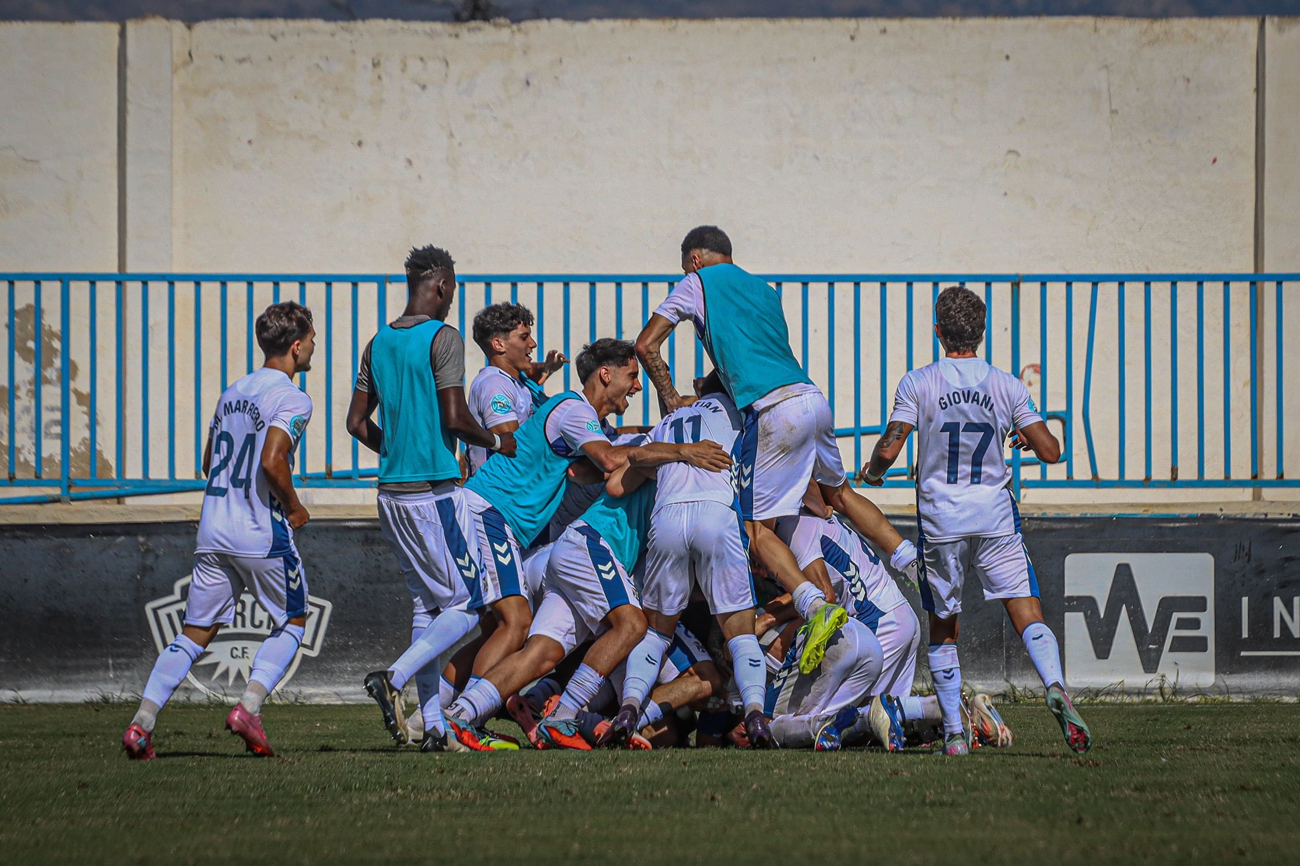 Los jugadores del Tenerife 'B' celebran el triunfo (@CDTOFICIAL).