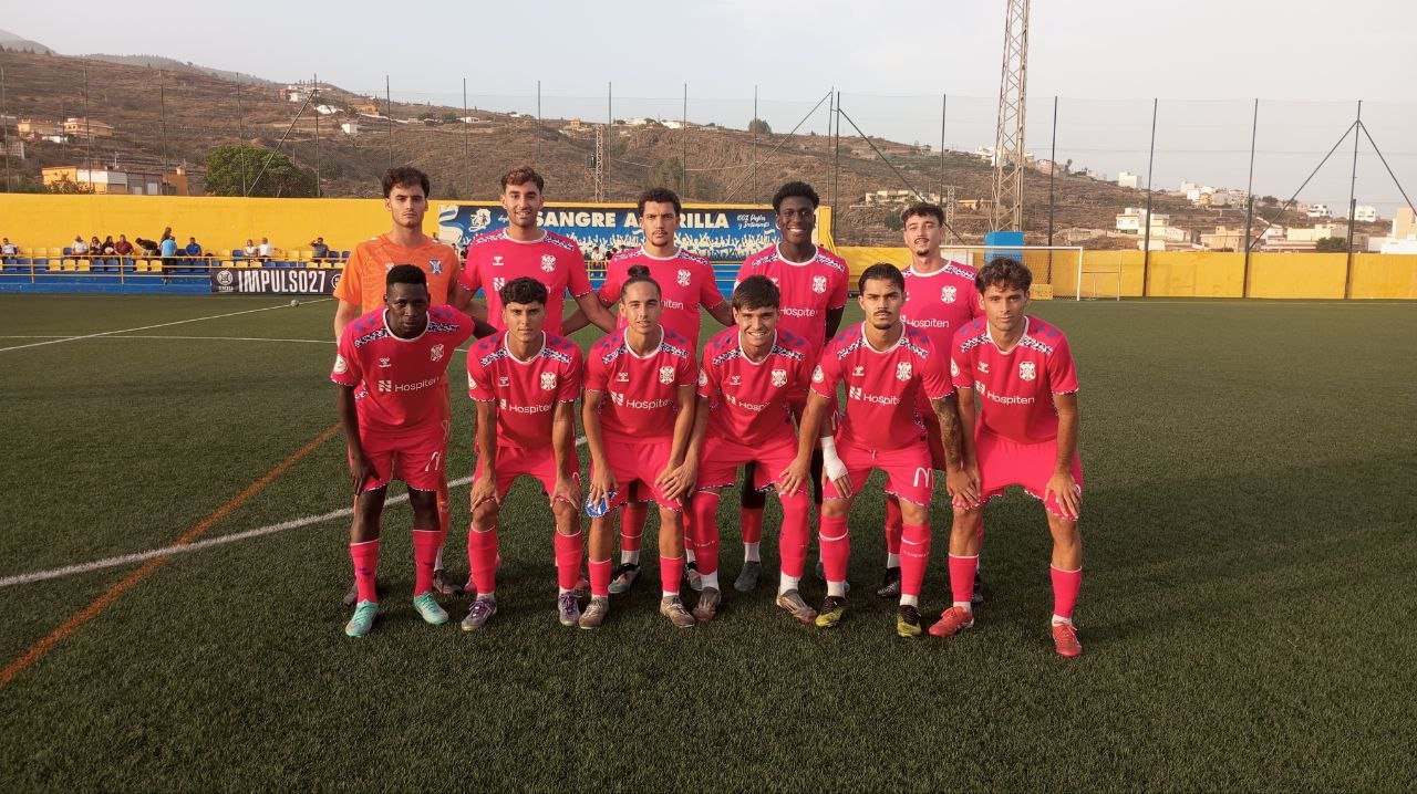 XI del Tenerife B en pretemporada (@CDTCANTERA).