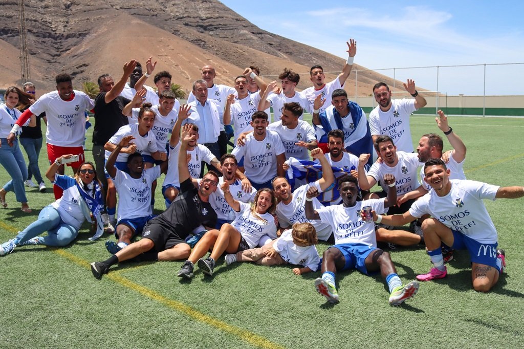 Los jugadores del filial celebran el ascenso en Yaiza (CD TENERIFE).