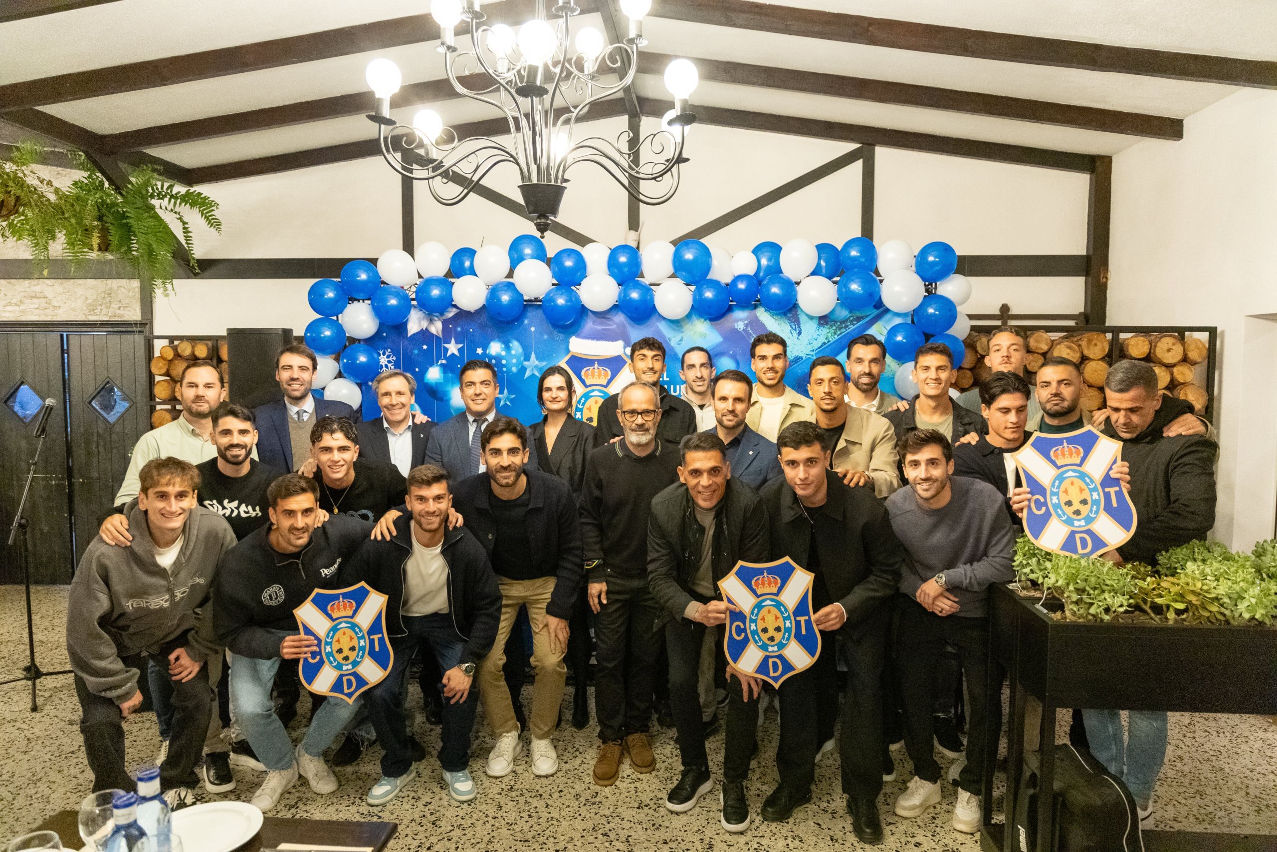 Foto de familia blanquiazul, con Rayco García al frente (CD Tenerife)