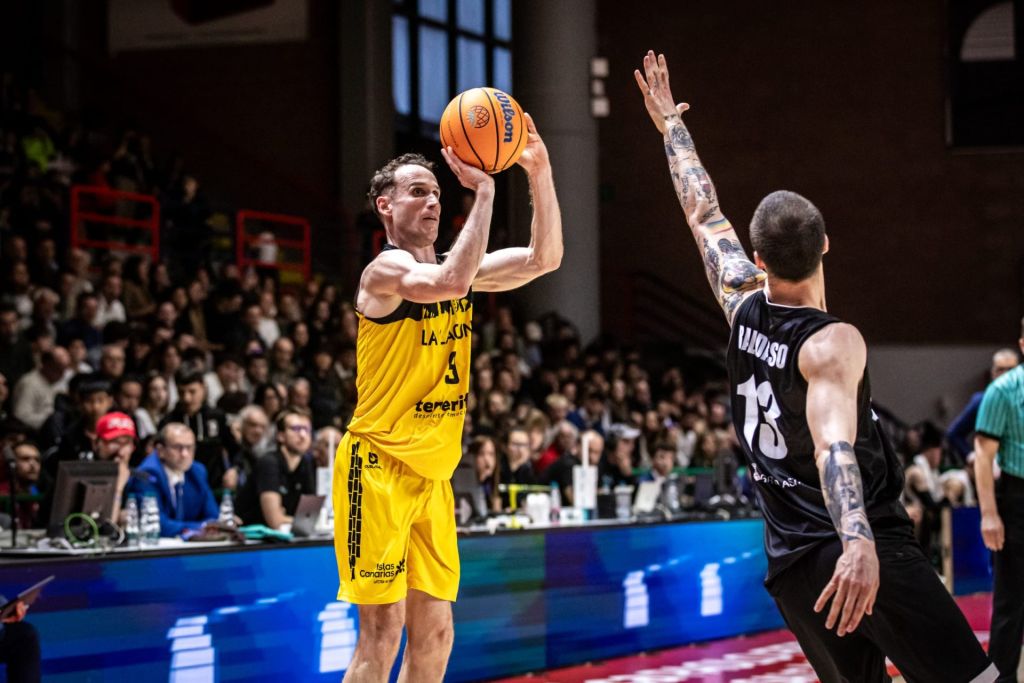 Marcelinho trata de encestar (BCL)|Kostas realiza un mate (BCL)|Marcelinho trata de encestar (BCL)|Ibou Badji anota sus primeros puntos como aurinegro (BCL)