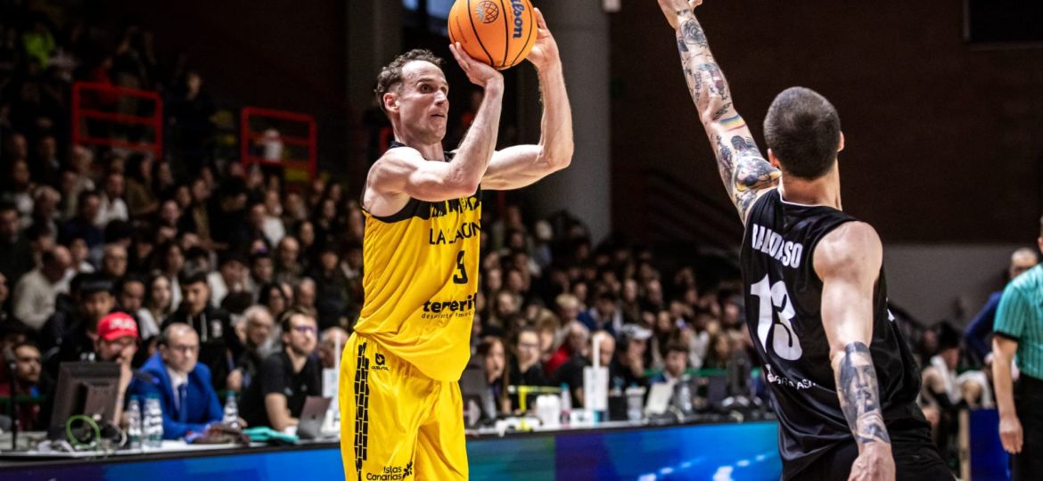 Marcelinho trata de encestar (BCL)|Kostas realiza un mate (BCL)|Marcelinho trata de encestar (BCL)|Ibou Badji anota sus primeros puntos como aurinegro (BCL)