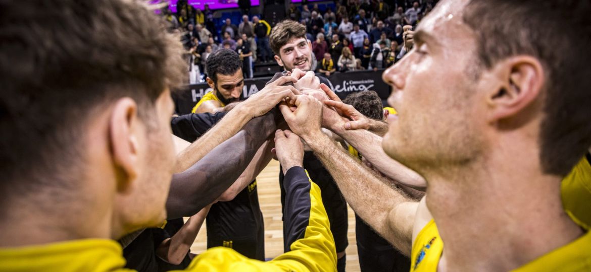 Los jugadores de La Laguna Tenerife celebran la victoria ante el Derthona (BCL)