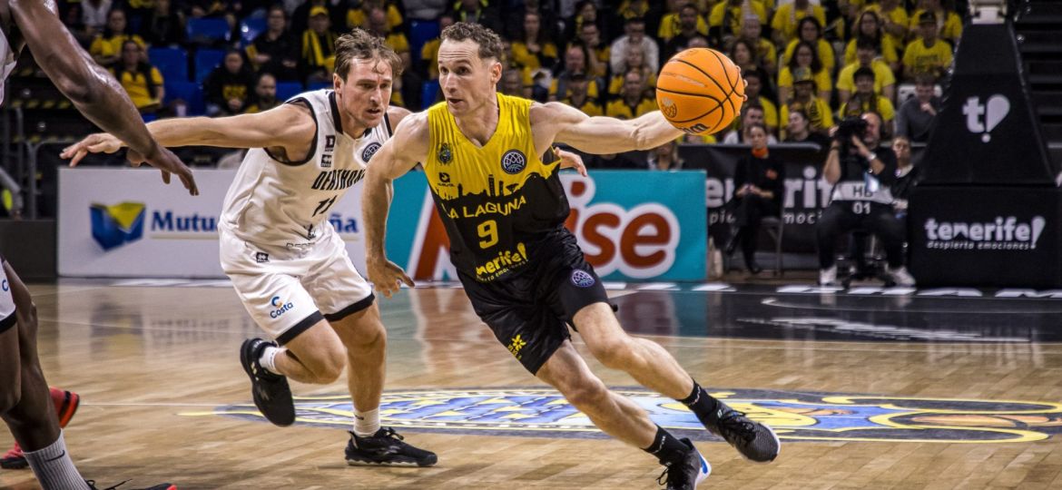 Marcelinho Huertas maneja el balón (BCL)|Marcelinho Huertas ante la presión de los rivales (BCL)|Krämer intenta un triple (BCL)|Thomas Scrubb intenta encestar ante la presión rival (BCL)