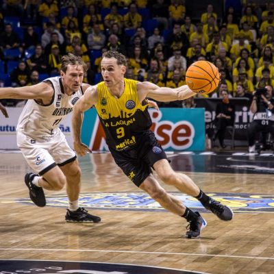 Marcelinho Huertas maneja el balón (BCL)|Marcelinho Huertas ante la presión de los rivales (BCL)|Krämer intenta un triple (BCL)|Thomas Scrubb intenta encestar ante la presión rival (BCL)