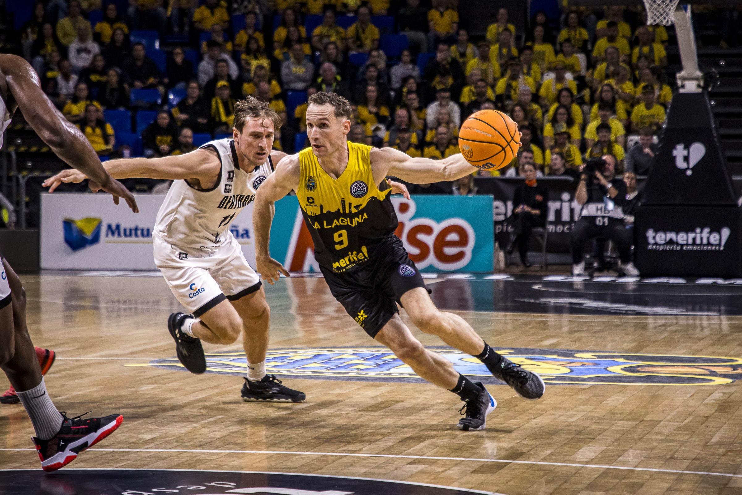 Marcelinho Huertas maneja el balón (BCL)
