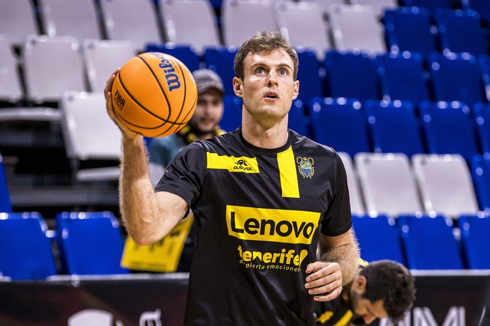 Tim Abromaitis durante un calentamiento (BCL)