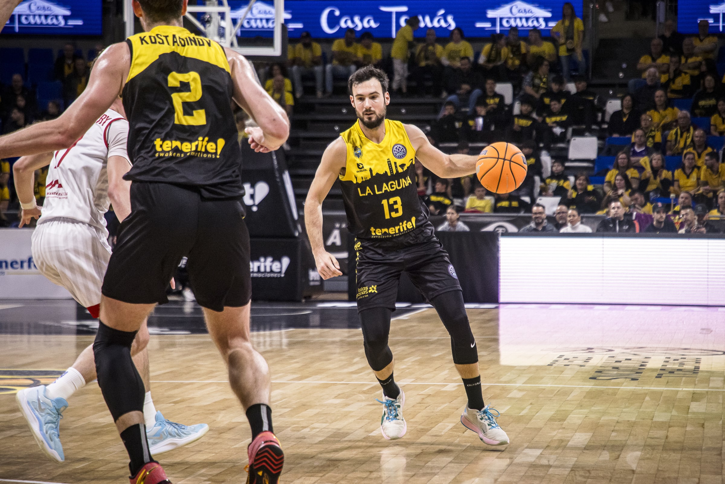 Lluís Costa maneja el balón (BCL)