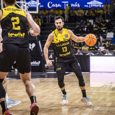 Lluís Costa maneja el balón (BCL)