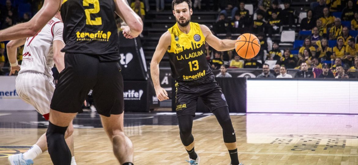 Lluís Costa maneja el balón (BCL)|Txus Vidorreta recibe un galardón por sus cien victorias en la competición (BCL)|Shermadini intenta encestar ante la presión de Massa (BCL)