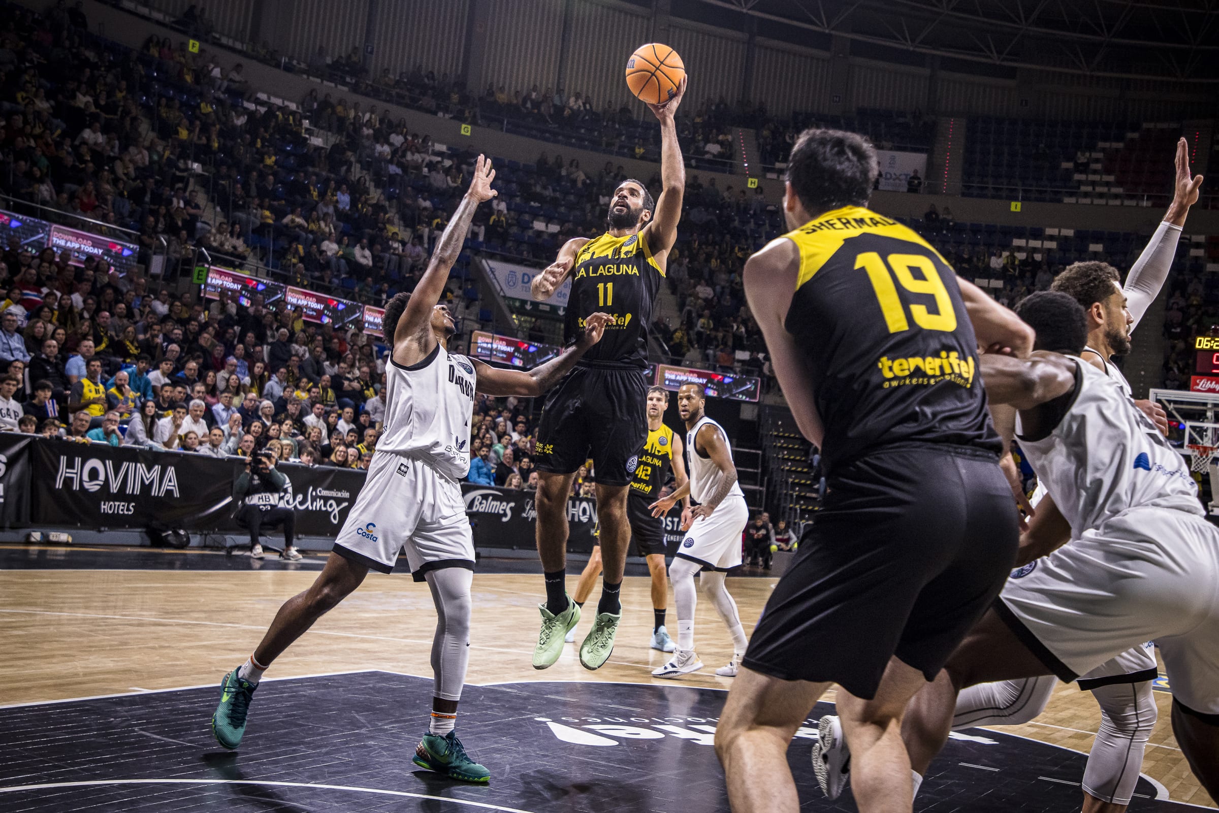 Thomas Scrubb intenta encestar ante la presión rival (BCL)