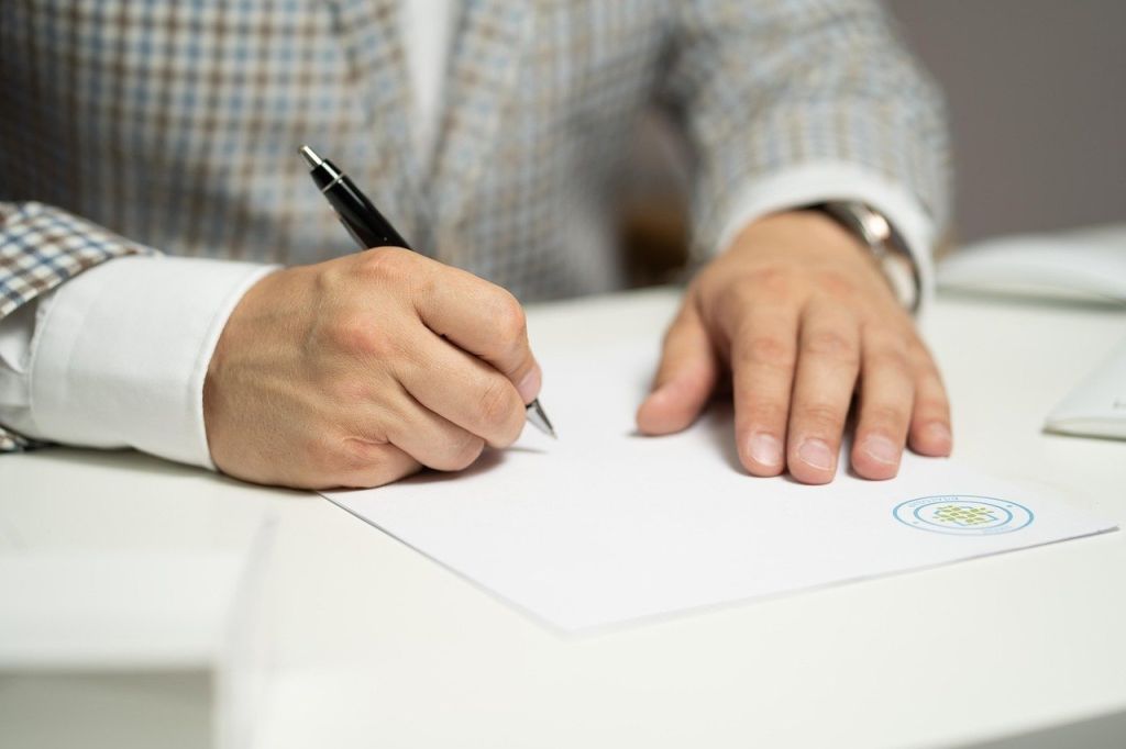 Una persona firmando un contrato (CEDIDA)