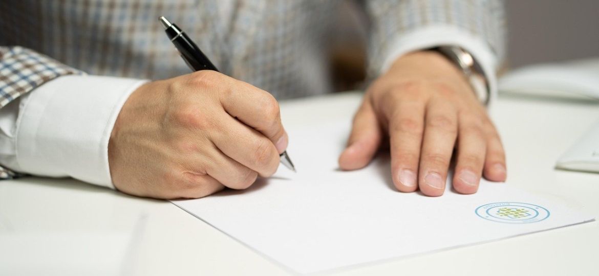 Una persona firmando un contrato (CEDIDA)