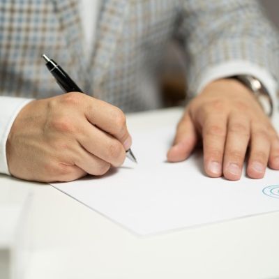 Una persona firmando un contrato (CEDIDA)