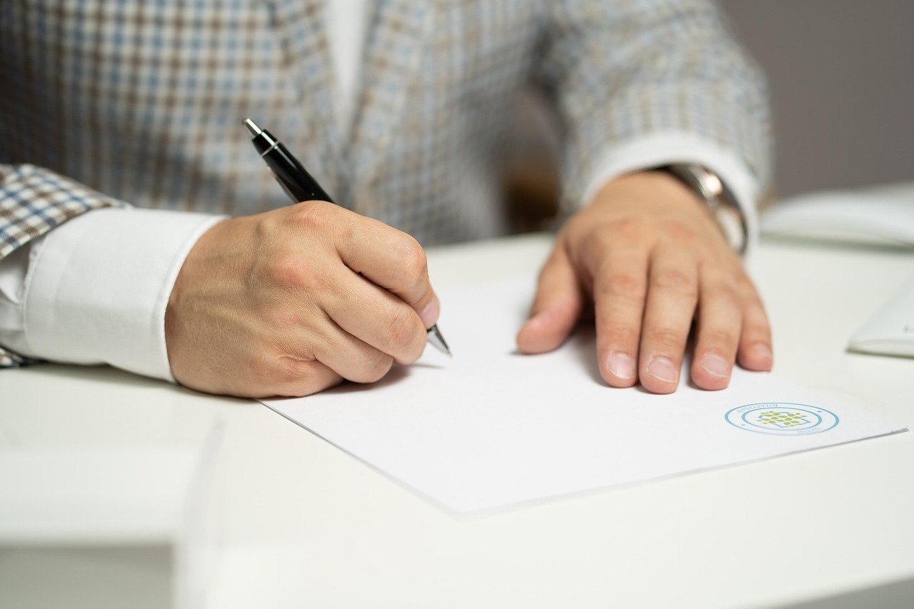 Una persona firmando un contrato (CEDIDA)