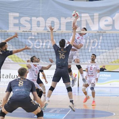 Fran Duque remata ante Club Vóley Palma (CEDIDA)