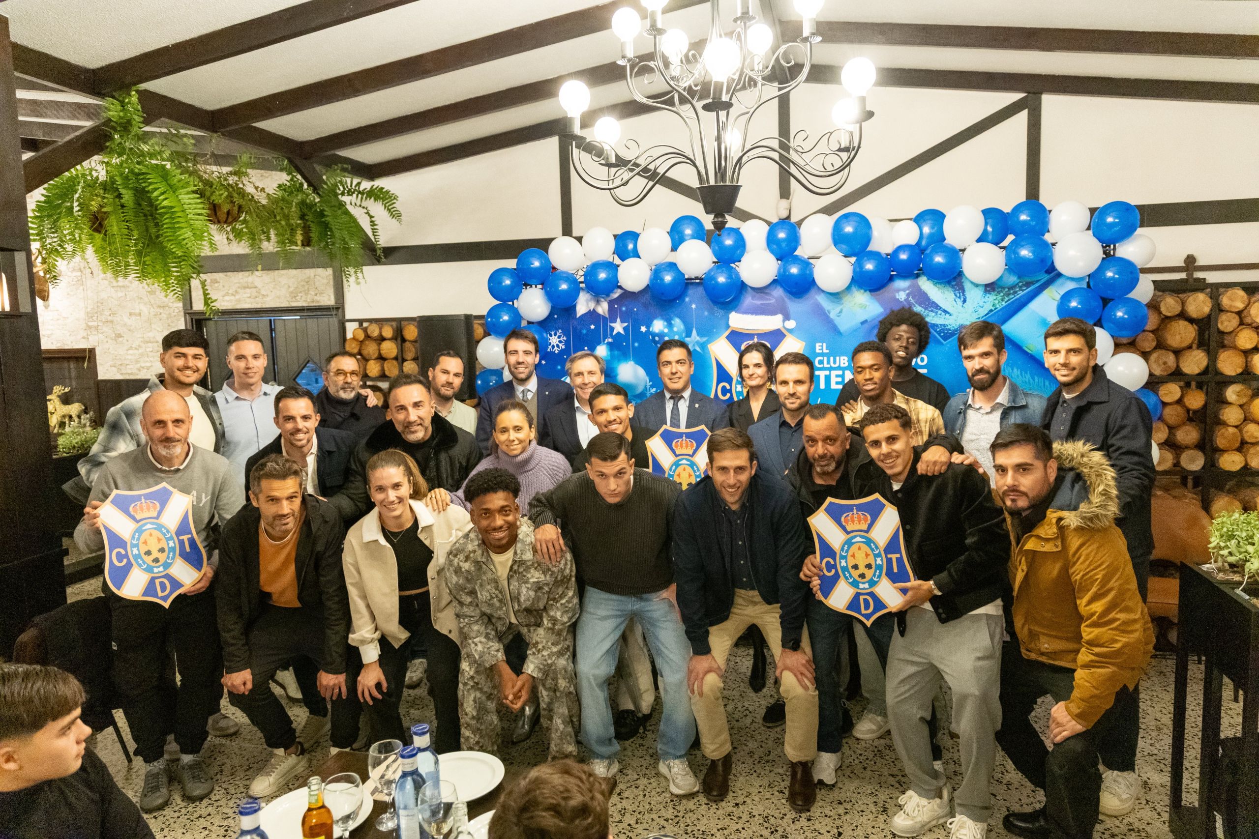 Foto de familia blanquiazul, con Rayco García al frente (CD Tenerife)