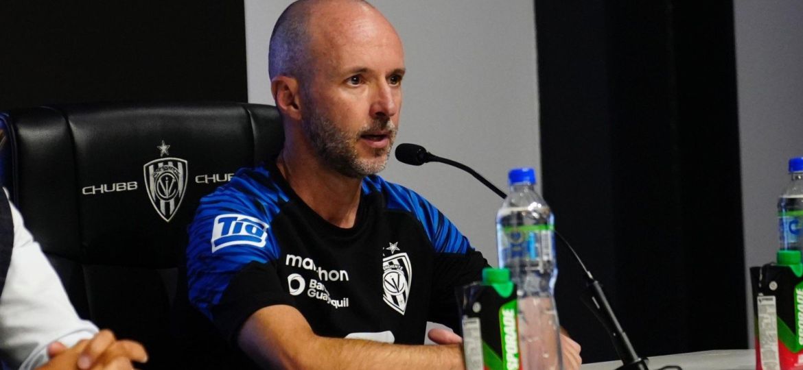 Javier Rabanal en una rueda de prensa con su club (@IDV_EC)