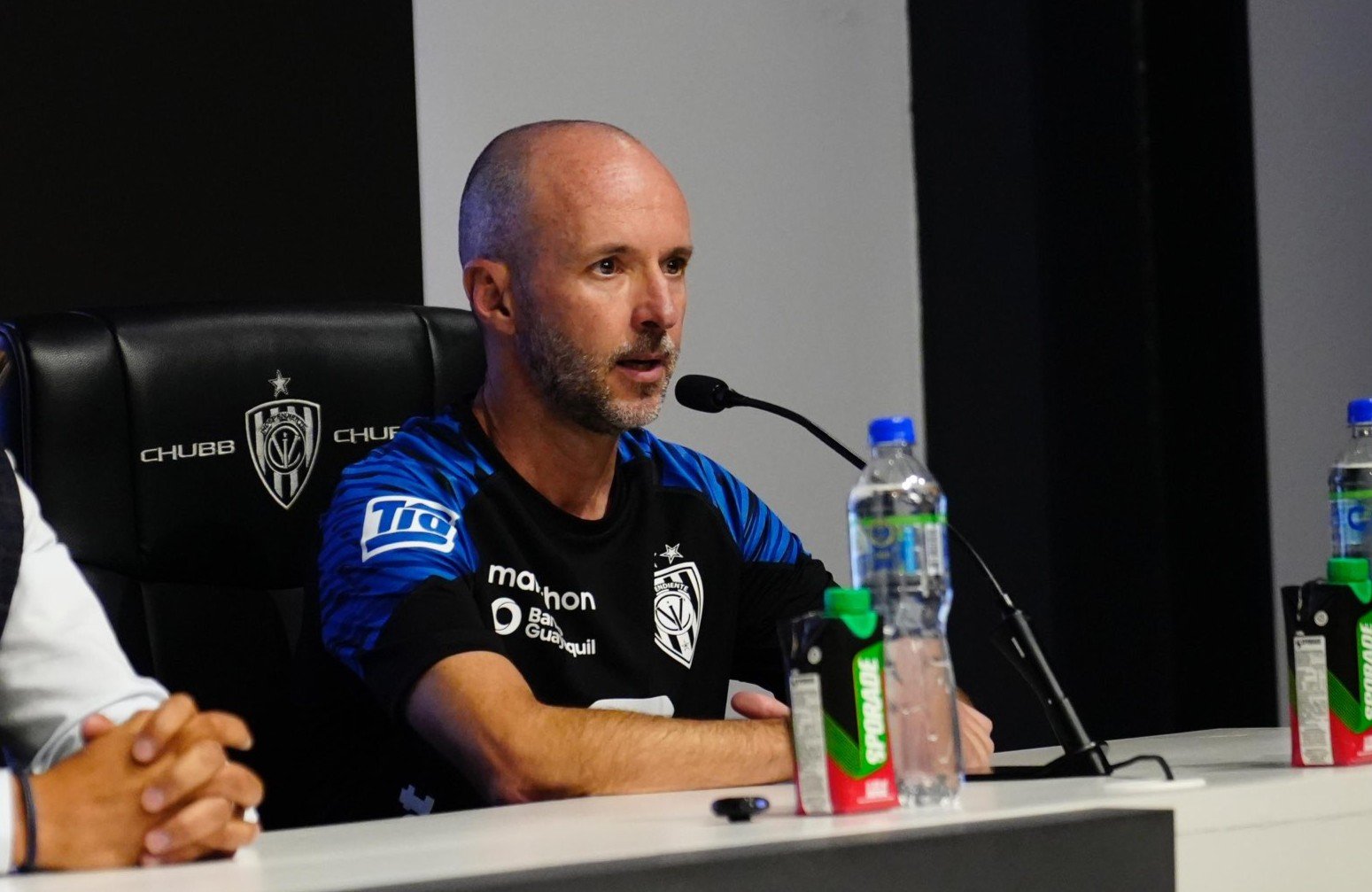 Javier Rabanal en una rueda de prensa con su club (@IDV_EC)