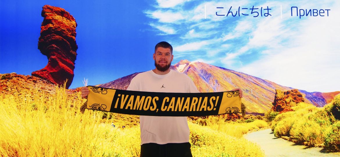 Rokas Giedraitis en el aeropuerto con la bufanda canarista (CEDIDA)