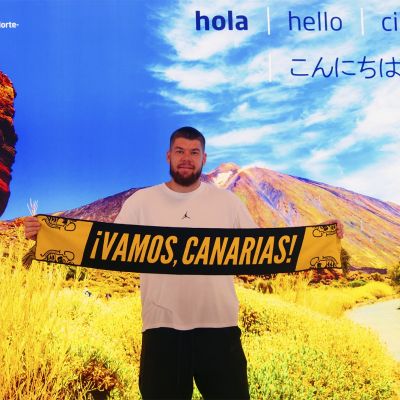 Rokas Giedraitis en el aeropuerto con la bufanda canarista (CEDIDA)