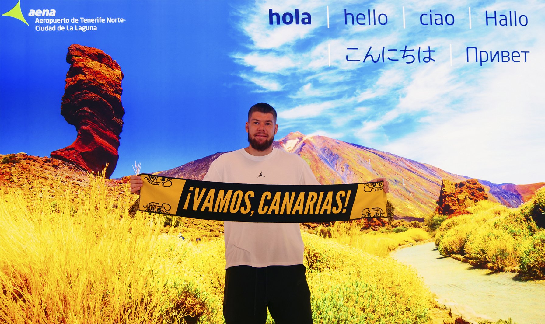 Rokas Giedraitis en el aeropuerto con la bufanda canarista (CEDIDA)
