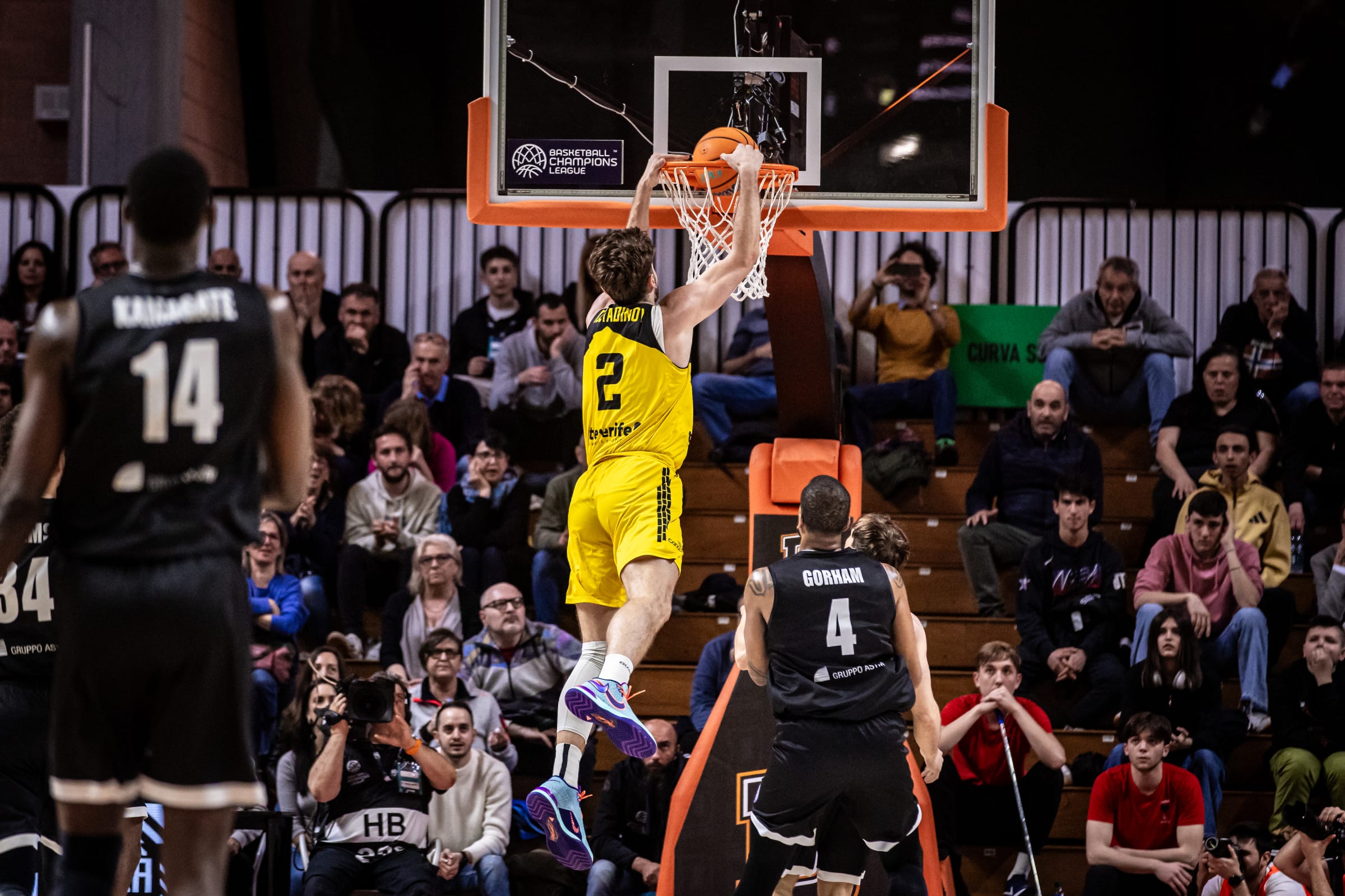 Kostas realiza un mate (BCL)