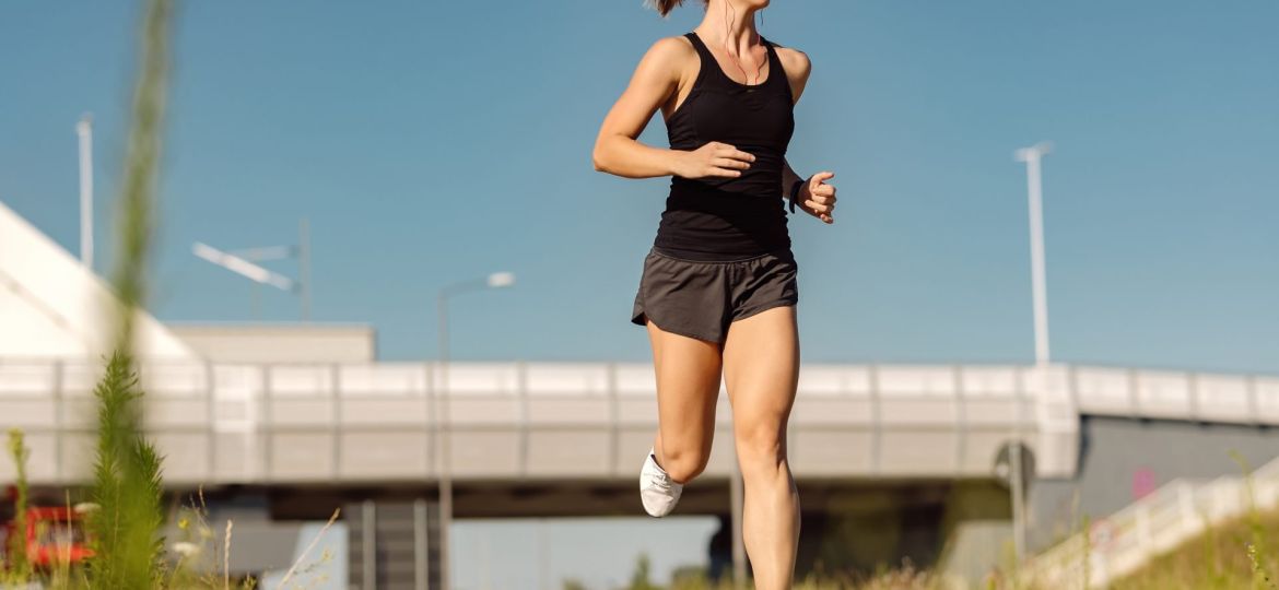 Una mujer haciendo running. (FREEPICK)