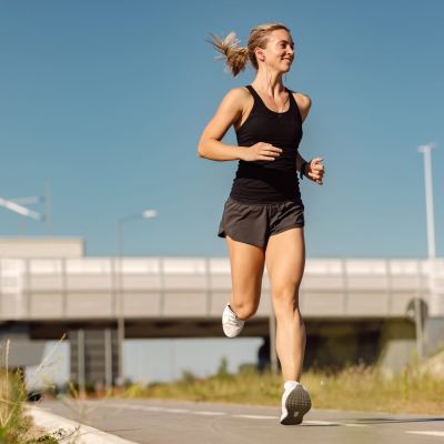 Una mujer haciendo running. (FREEPICK)