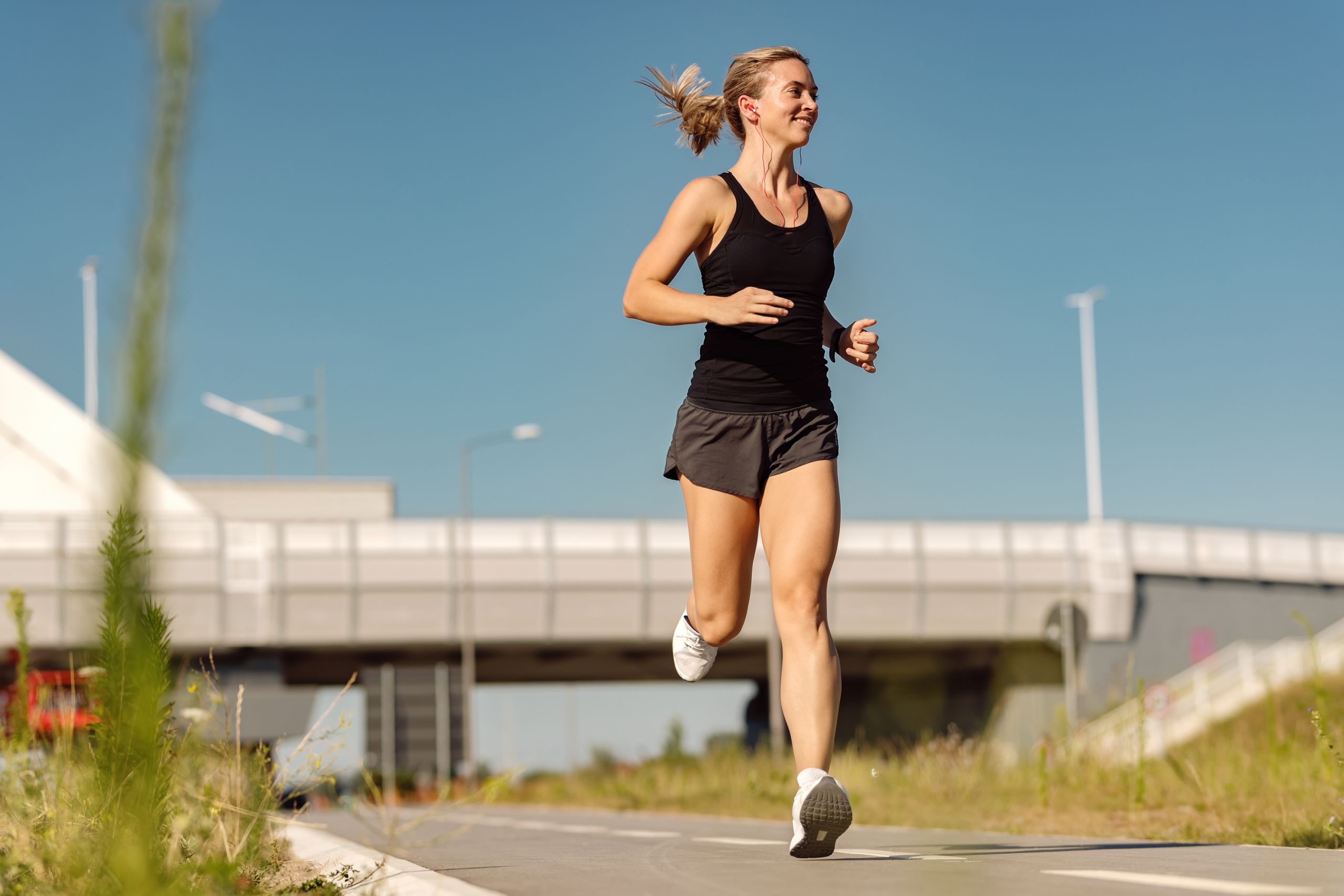 Una mujer haciendo running. (FREEPICK)