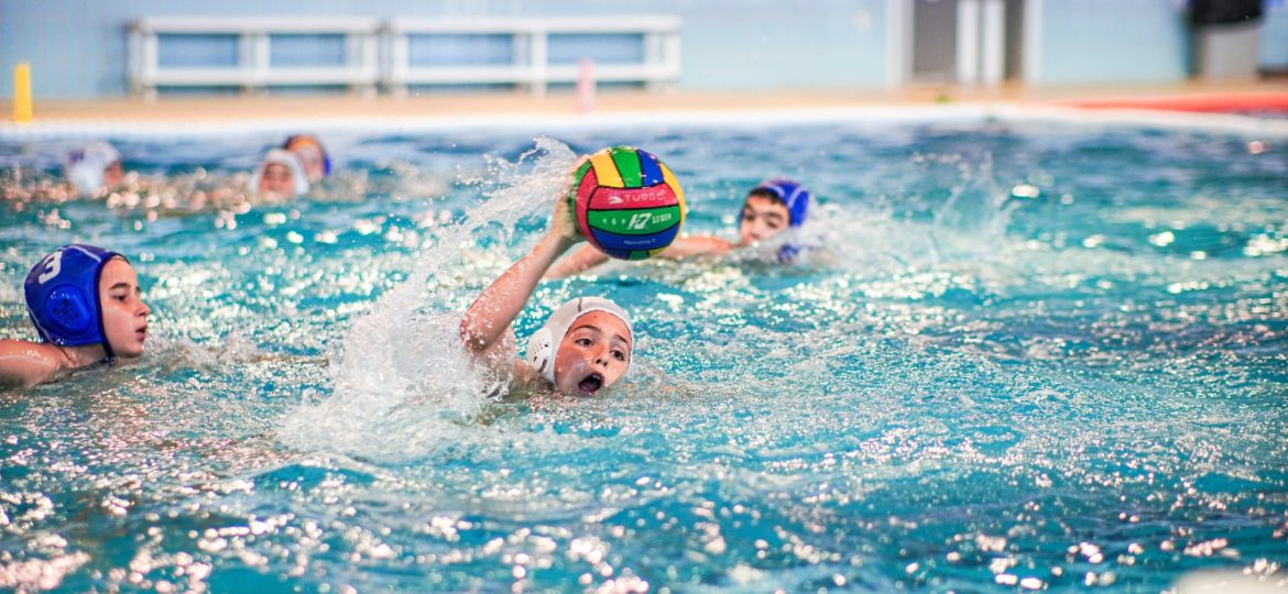 Un paartido de waterpolo entre niños. (CEDIDA)