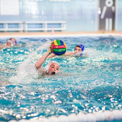 Un paartido de waterpolo entre niños. (CEDIDA)