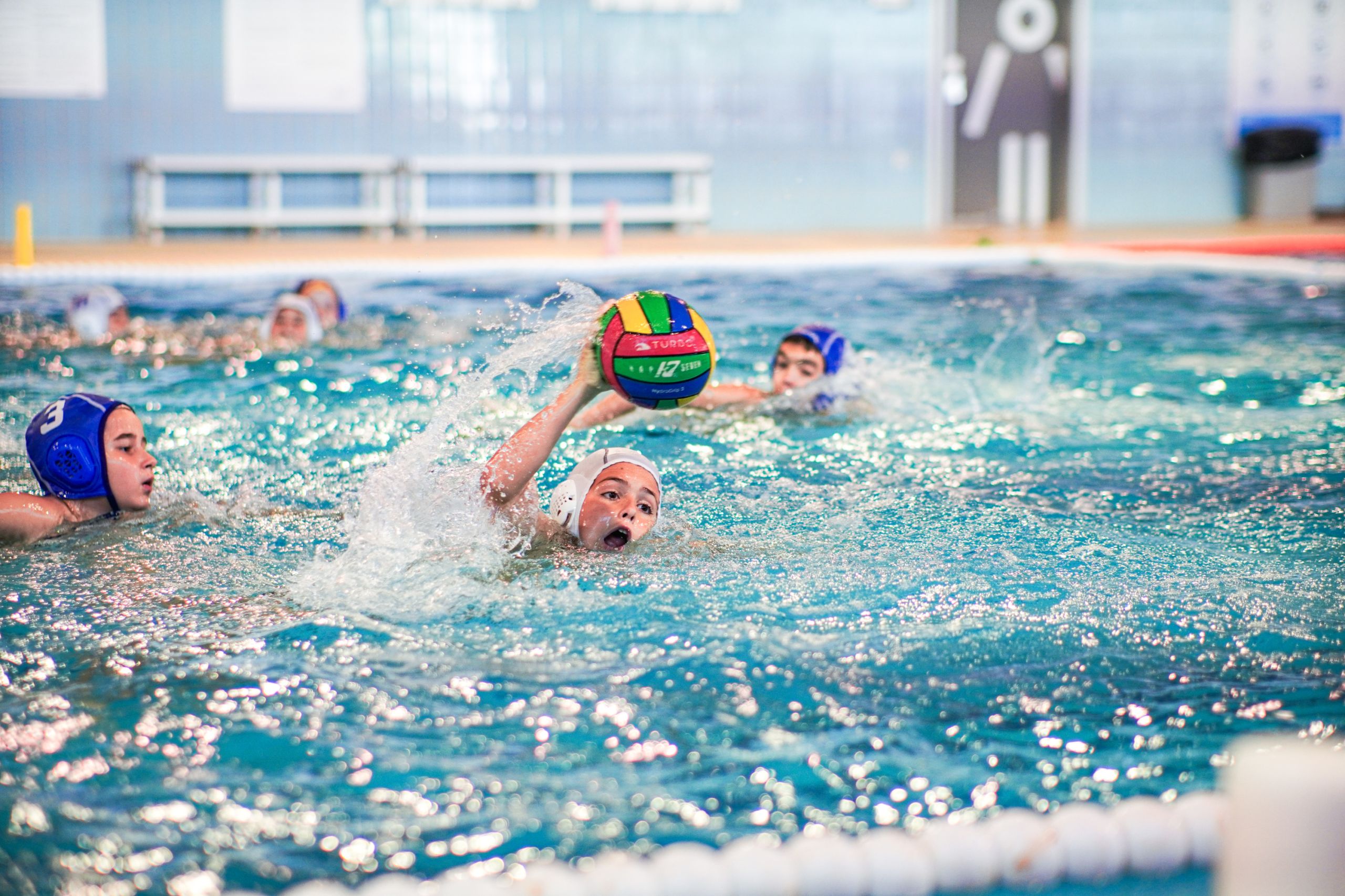 Un paartido de waterpolo entre niños. (CEDIDA)