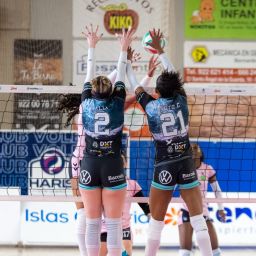 Alli y Yeisy en el bloqueo (CV HARIS)