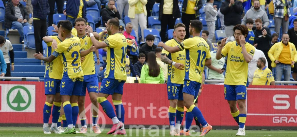 Los jugadores de la UD celebran el gol de Manu Fuster (TINTAAMARILLA.ES).