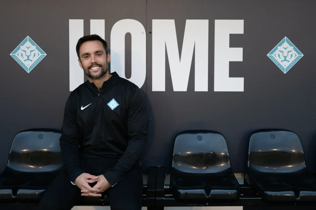 Eder Maestre posa con su nuevo club (LONDON CITY)