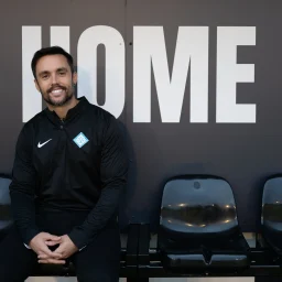 Eder Maestre posa con su nuevo club (LONDON CITY)