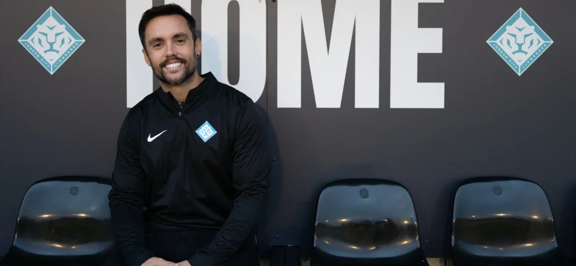 Eder Maestre posa con su nuevo club (LONDON CITY)