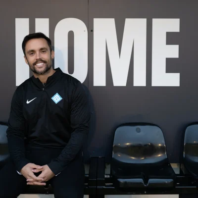 Eder Maestre posa con su nuevo club (LONDON CITY)