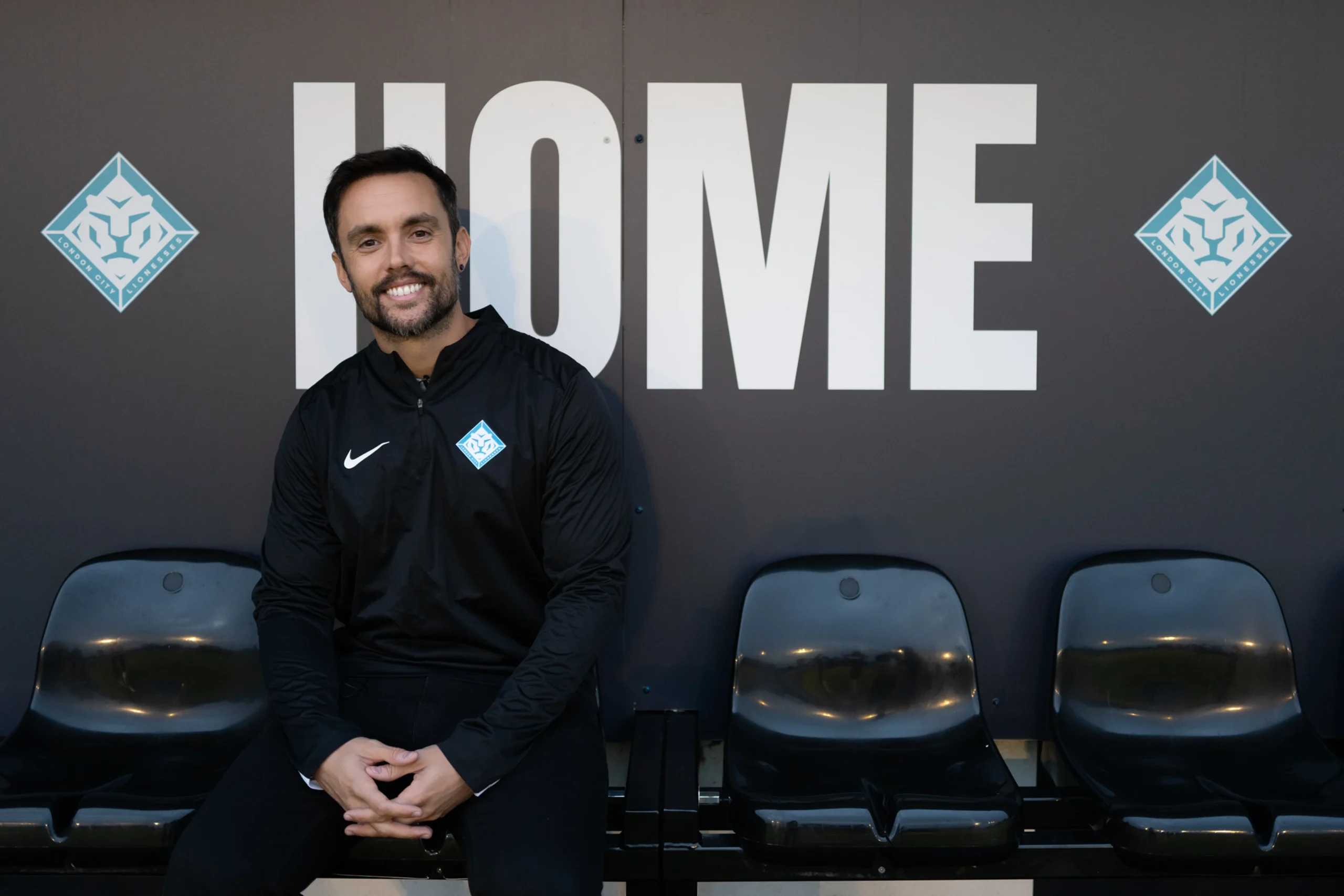Eder Maestre posa con su nuevo club (LONDON CITY)