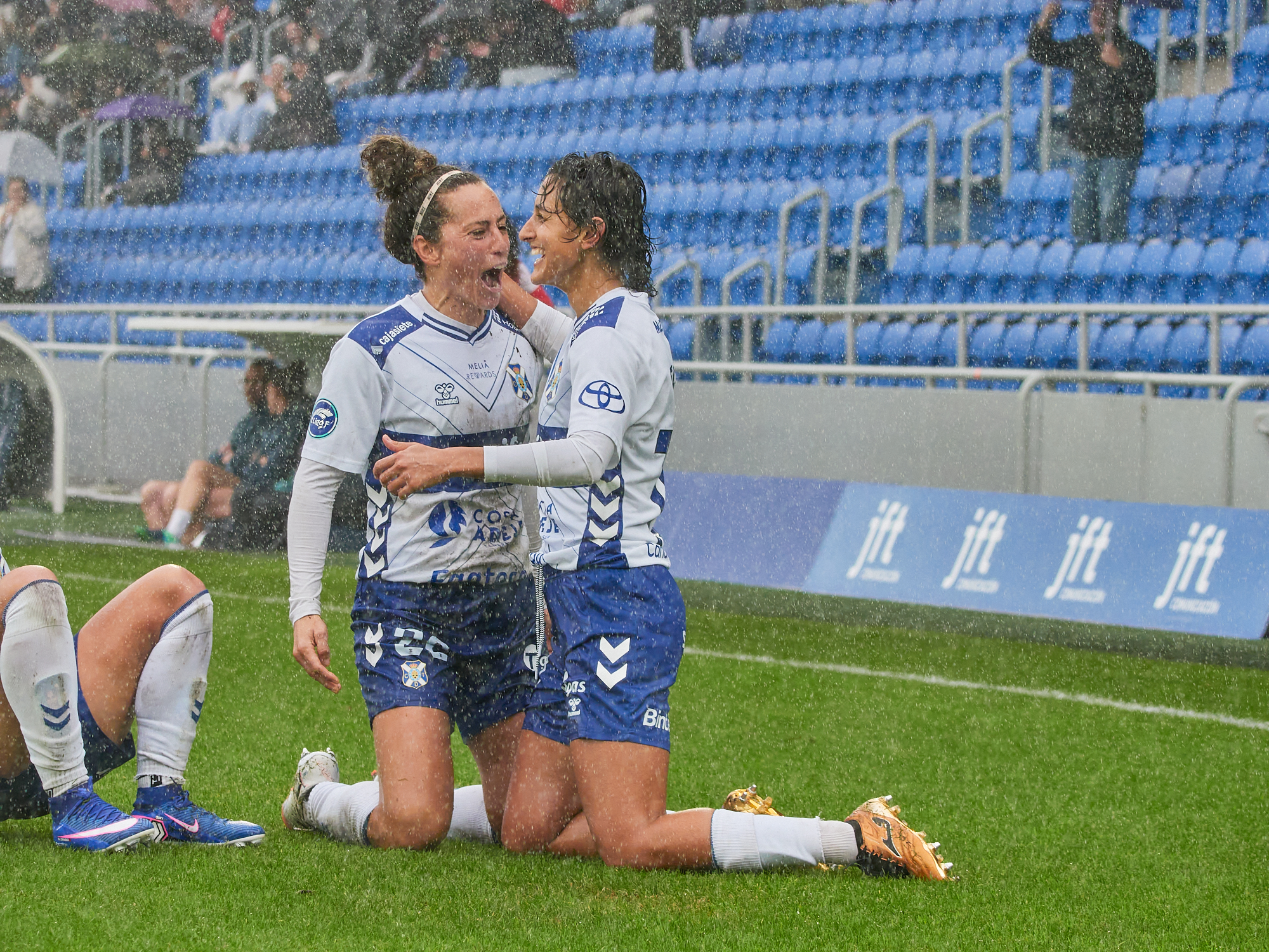 Jugadoras del Tenerife celebran un gol. (CD TENERIFE FEMENINO)