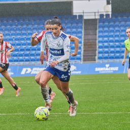Violeta Quiles controla el balón bajo la lluvia (CD Tenerife Femenino)