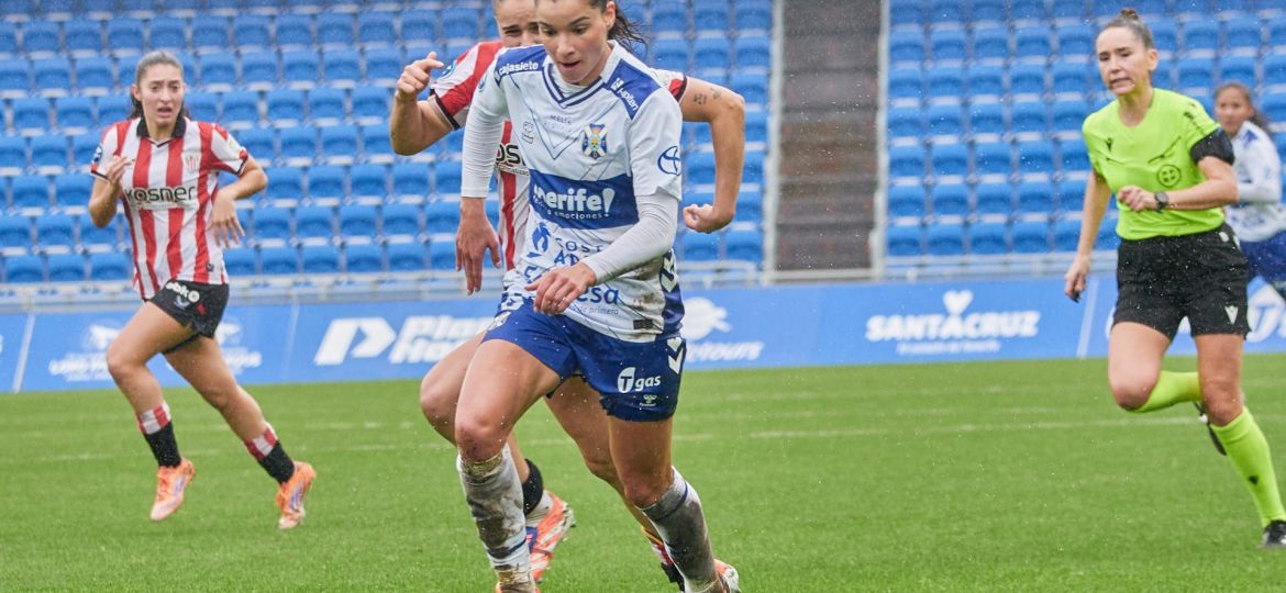 Violeta Quiles controla el balón bajo la lluvia (CD Tenerife Femenino)