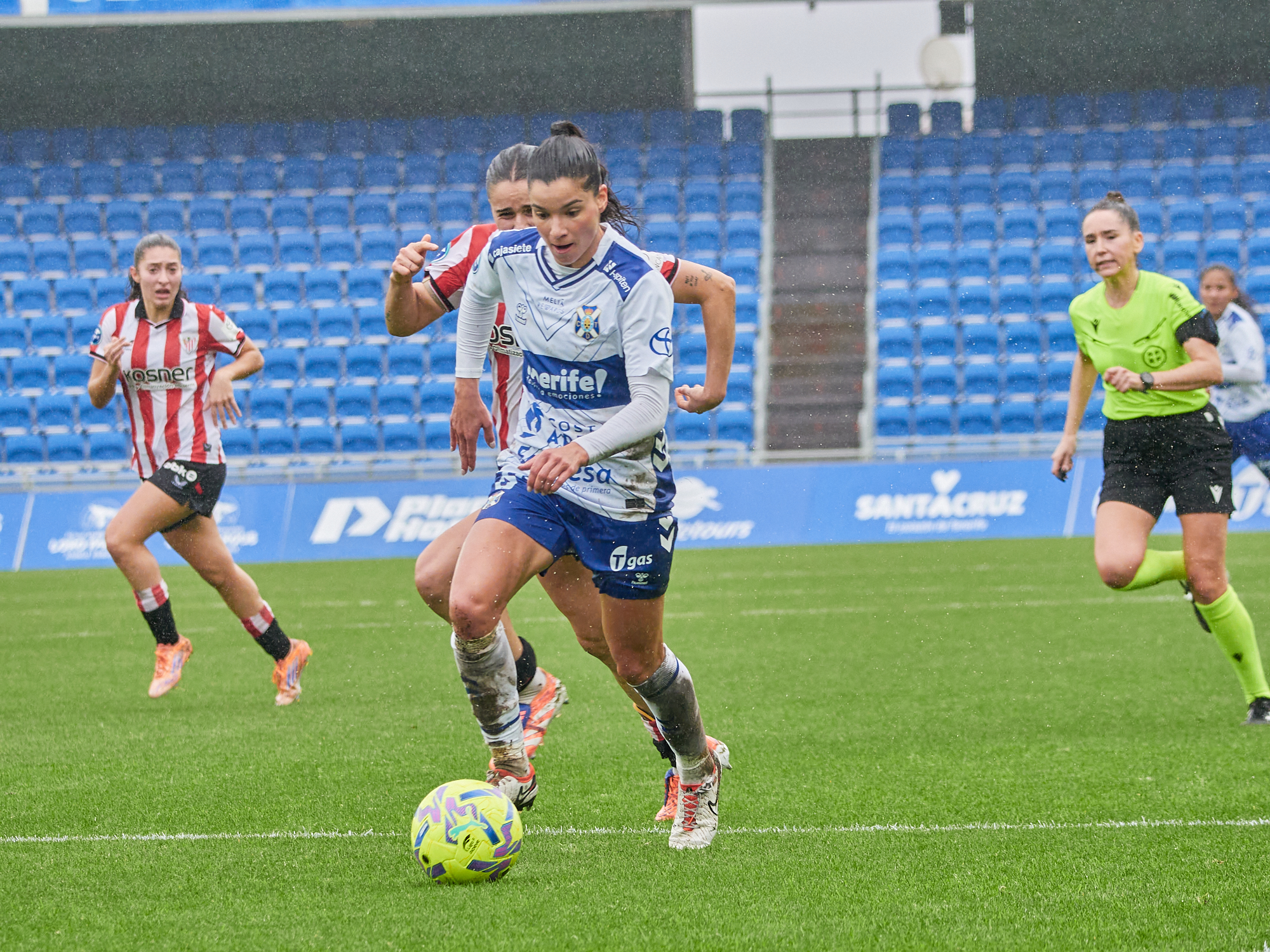Violeta Quiles controla el balón bajo la lluvia (CD Tenerife Femenino)