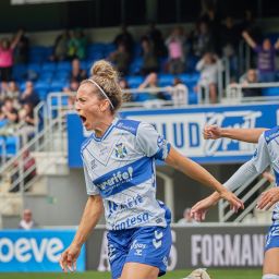 Patri Gavira celebra un gol (CD TENERIFE FEMENINO).