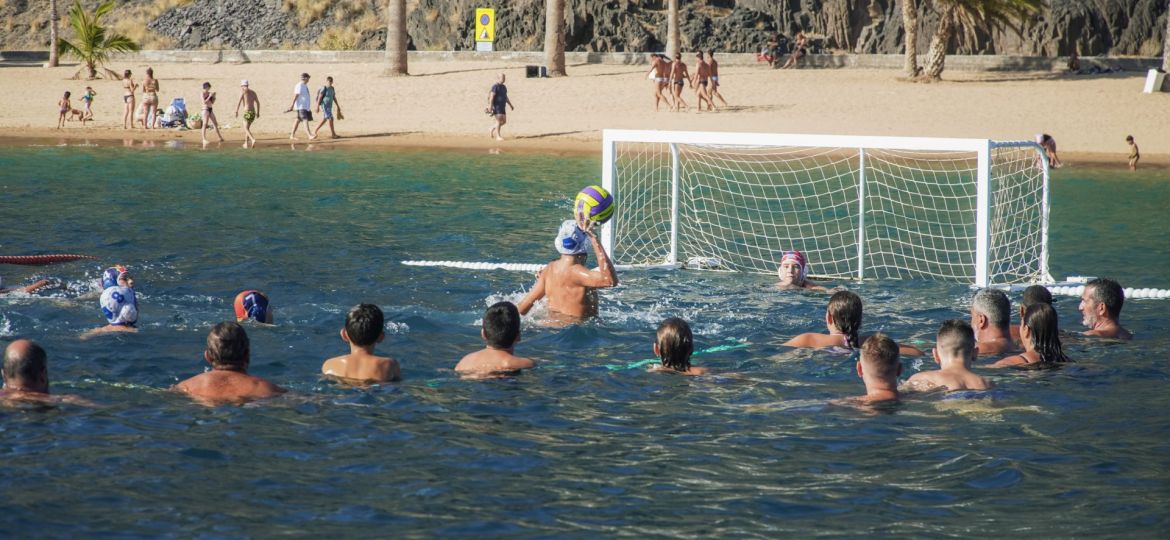 Waterpolo en la playa de Las Teresitas. (CEDIDA)